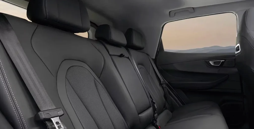 EBRO-s400-1.5-DHE-HEV-Excellent-CVT-interior-trasera.webp