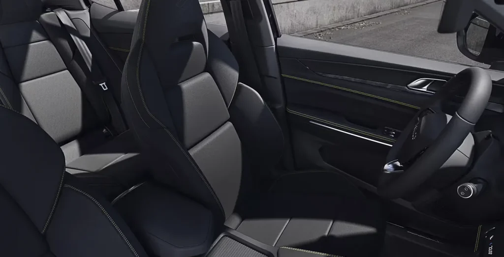 Lynk-Co-01-Core-interior-delantera-II.webp