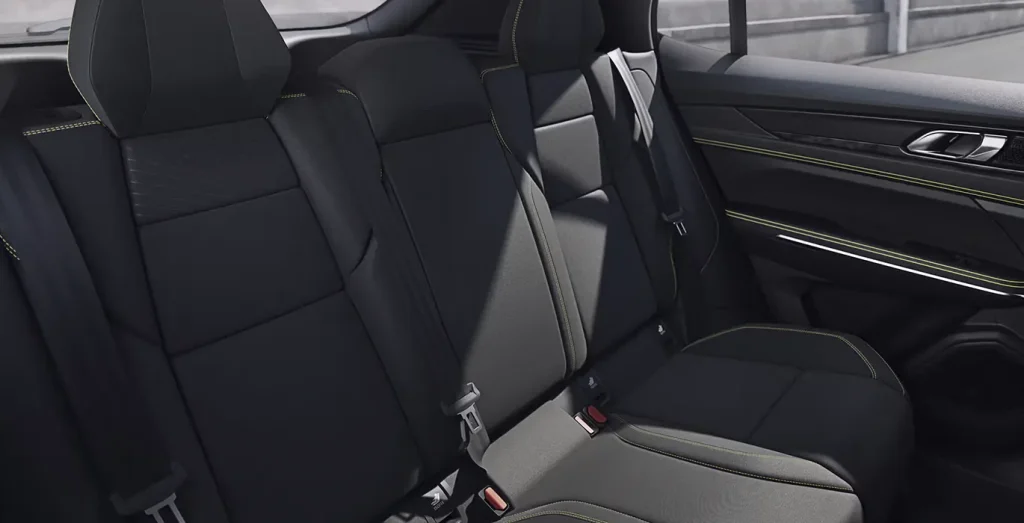 Lynk-Co-01-Core-interior-trasera.webp