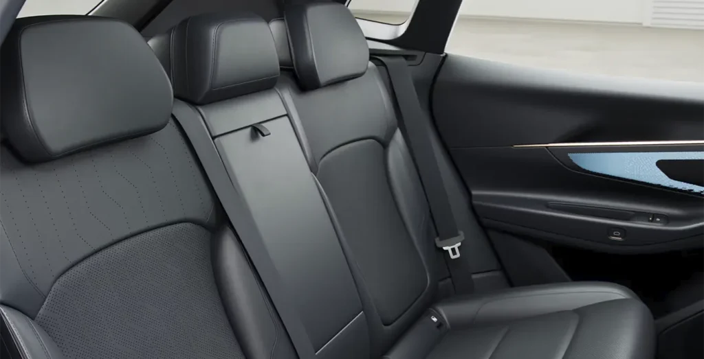 Lynk-Co-08-1.5-PHEV-Core-interior-trasera.webp