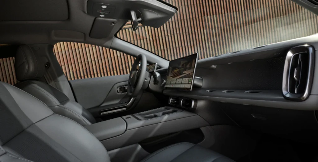Leapmotor-B05-5P-BEV-56.2kWh-Life-interior-delantera-II.webp