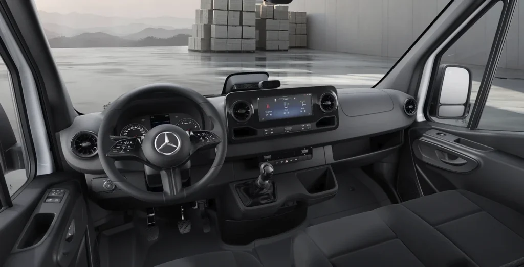 Mercedes-Benz-Sprinter-315-CDI-Medio-Pro-interior-delantera.webp