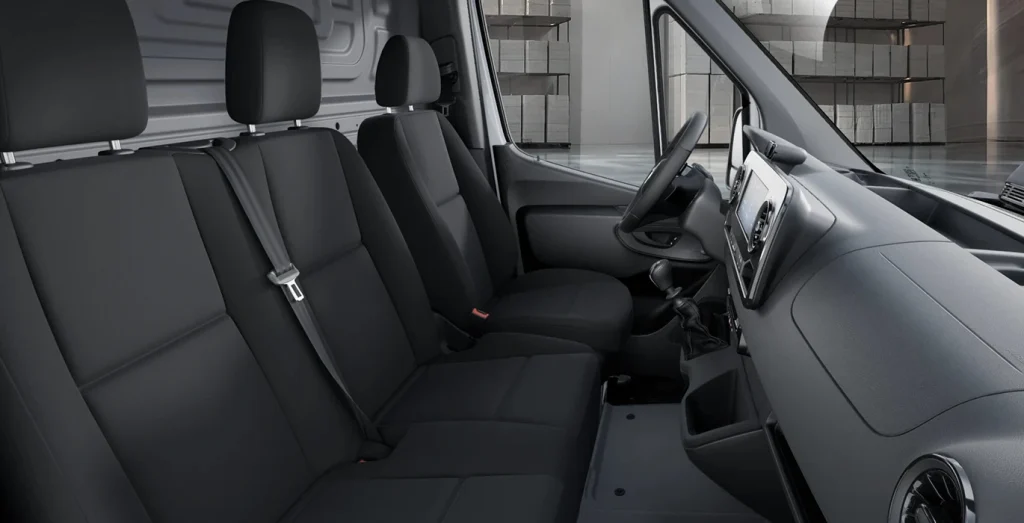 Mercedes-Benz-Sprinter-315-CDI-Medio-Pro-interior-delantera-II.webp