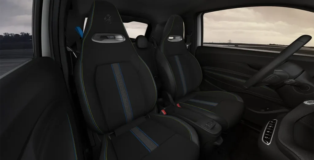 Abarth-500e-42kWh-interior-trasera
