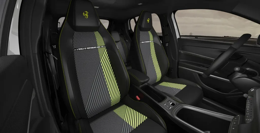 Abarth-600e-Turismo-interior-trasera
