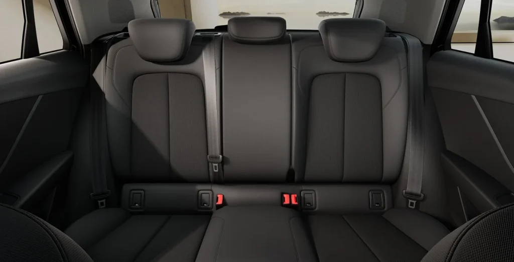 Audi-Q2-Advanced-30-TFSI-116cv-interior-trasera