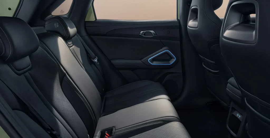 BYD-Atto-2-DM-i-Boost-156kW-interior-trasera