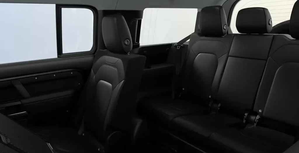 Land-Rover-Defender-3.0D-I6-250S-MHEV-interior-trasera