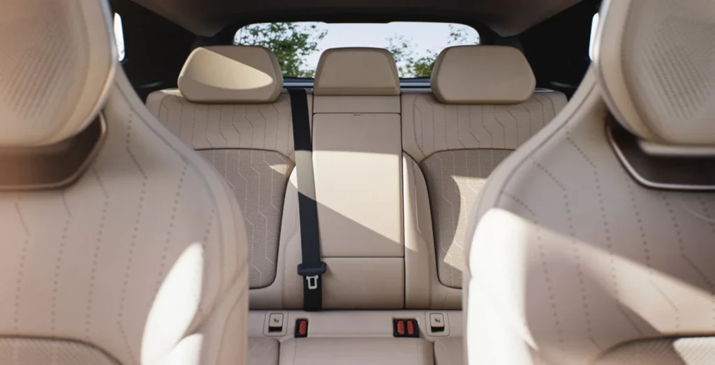 Lynk-Co-08-1.5-PHEV-More-interior-trasera