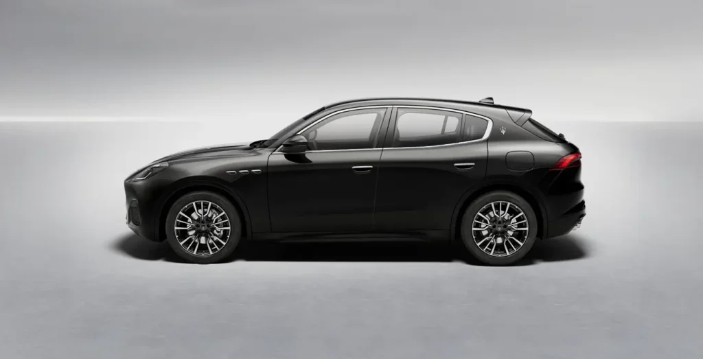 MASERATI-Grecale-L4-MHEV-300CV-AWD-II-negro-lateral