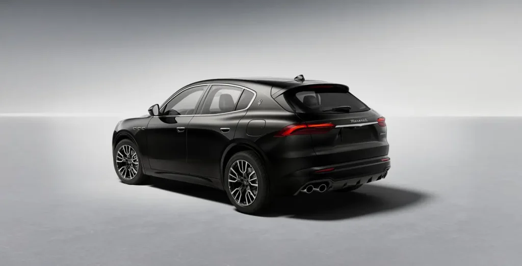 MASERATI-Grecale-L4-MHEV-300CV-AWD-II-negro-trasera