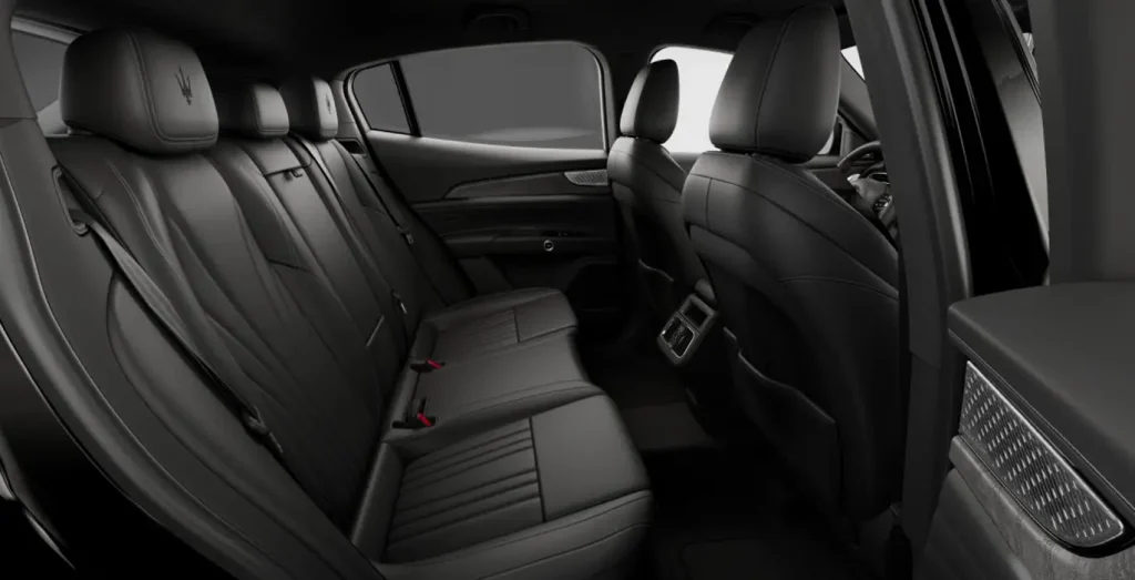 MASERATI-Grecale-L4-MHEV-300CV-AWD-interior-trasera