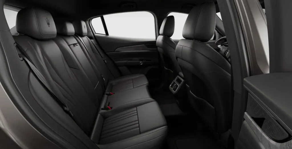 MASERATI-Grecale-L4-MHEV-AWD-interior-trasera