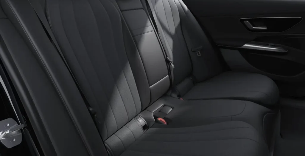 Mercedes-Benz-Clase-E-200-interior-trasera
