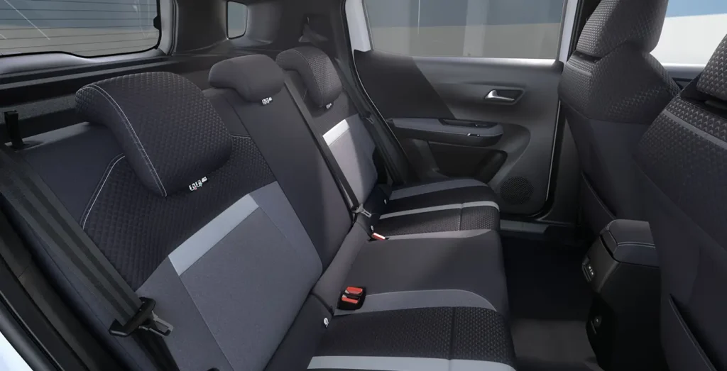 Opel-Frontera-GS-1.2T-XHT-Hybrid-eDCT6-81kW-interior-trasera