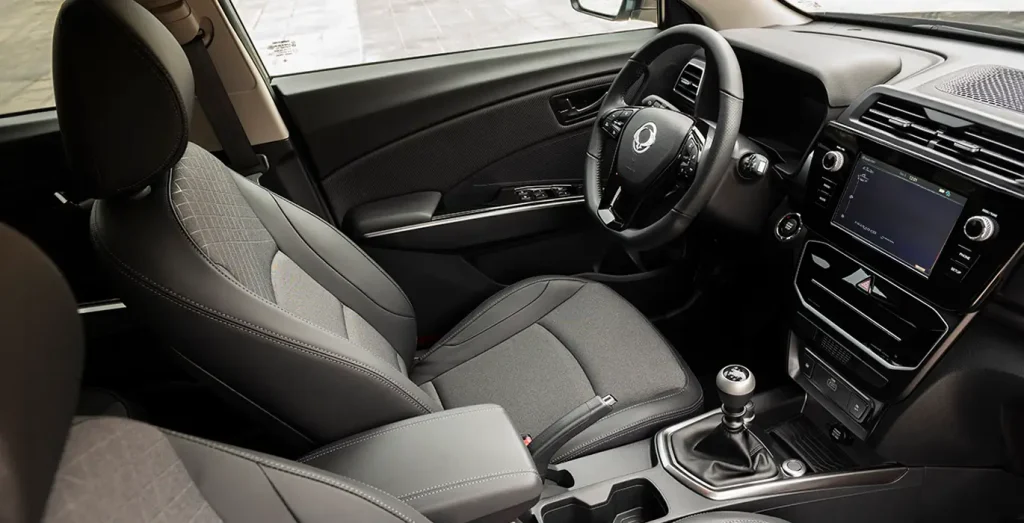 SSANGYONG-Tivoli-G15-Urban-Plus-4x2-interior-delantera-2