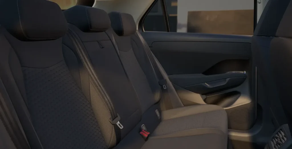Volkswagen-T-ROC-Mas-1.5-eTSI-DSG-interior-trasera